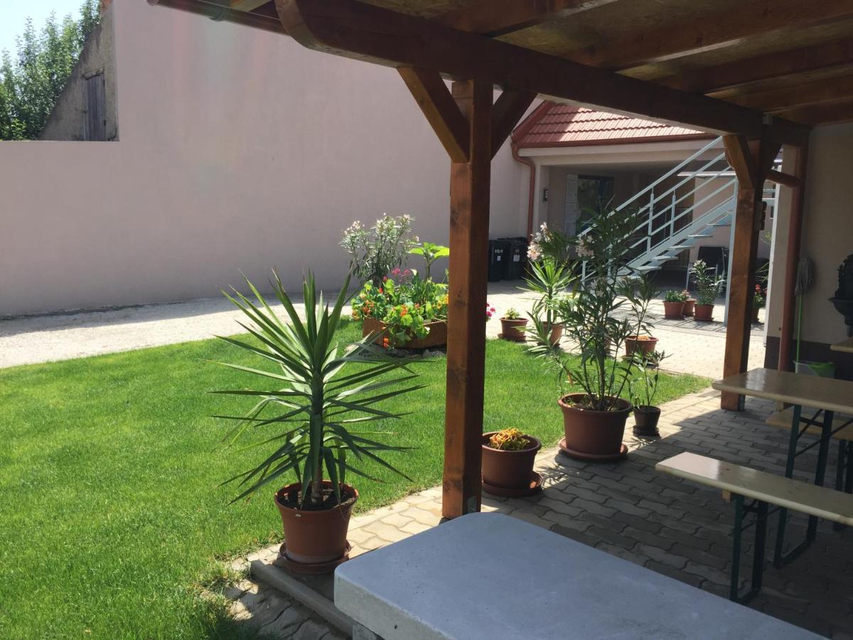 Sunny Apartman Sturovo Exterior photo